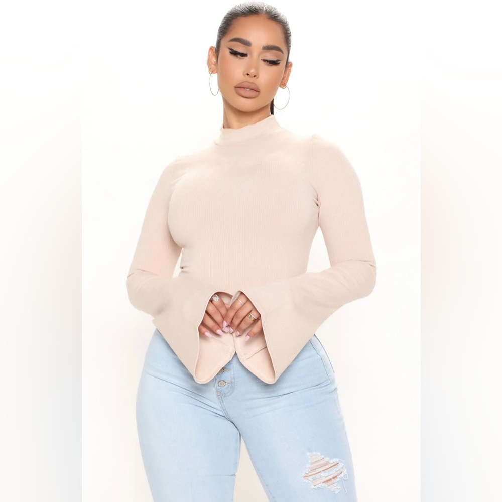 💕💕NWT FN Long Bell Sleeve Top💕💕